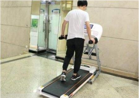 为什么不建议室内跑步机跑步,在家跑步机跑步最简单的锻炼方法