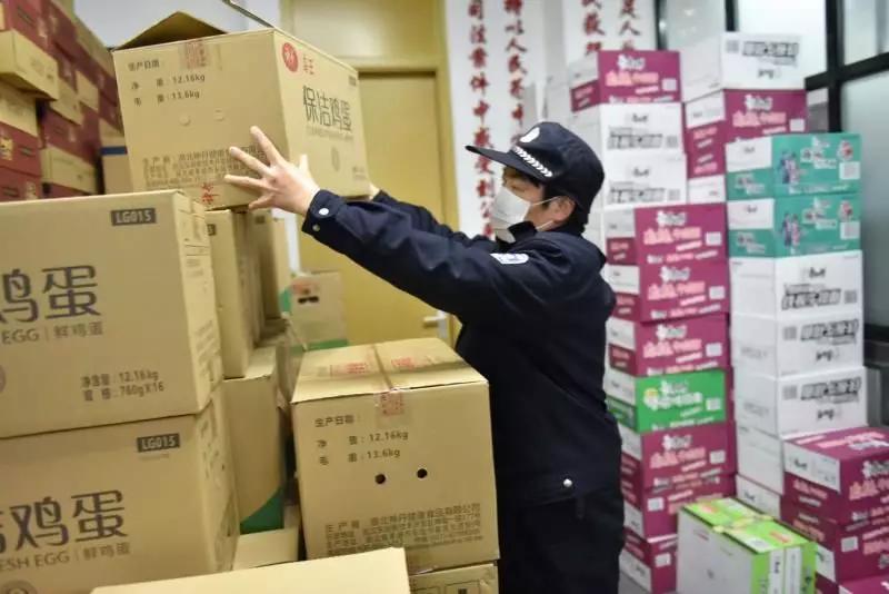 民警两次背起老人就医,民警雪中背起陌生老太太