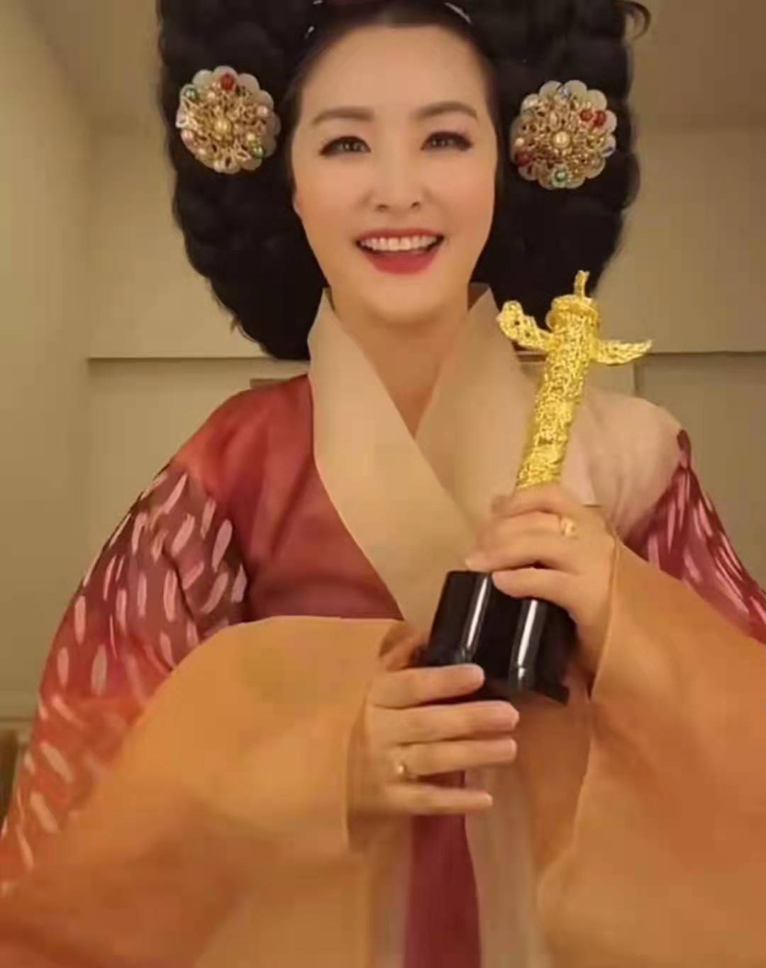 白敬亭黑衣服剧照,白敬亭剧照被抄袭