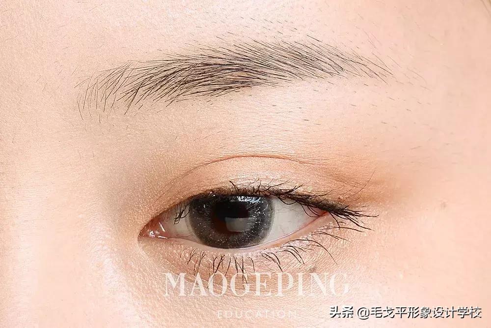 圆脸妹子怎么化妆才显脸小呢,圆脸女生怎样化妆才能显得好看