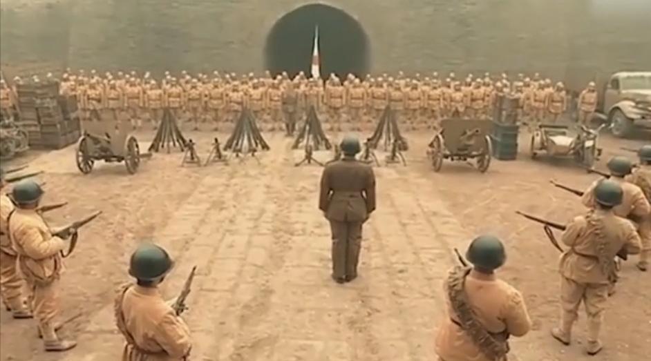 亮剑楚云飞给日本军官送刀,亮剑楚云飞送给李云龙的是什么枪