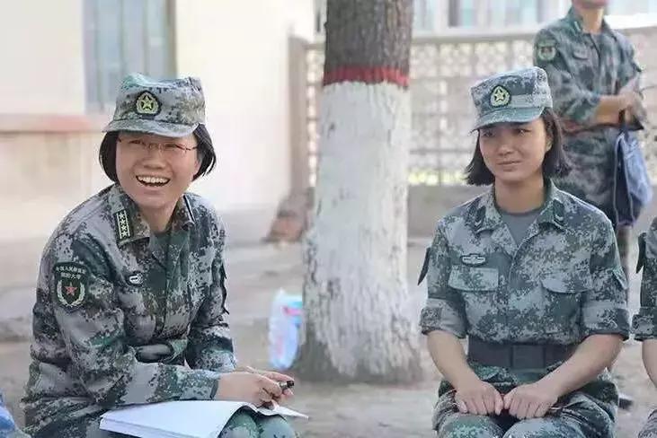 突然,女剑客发来消息