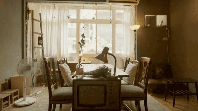 两个陌生人合租一栋楼,一对男女在陌生城市合租