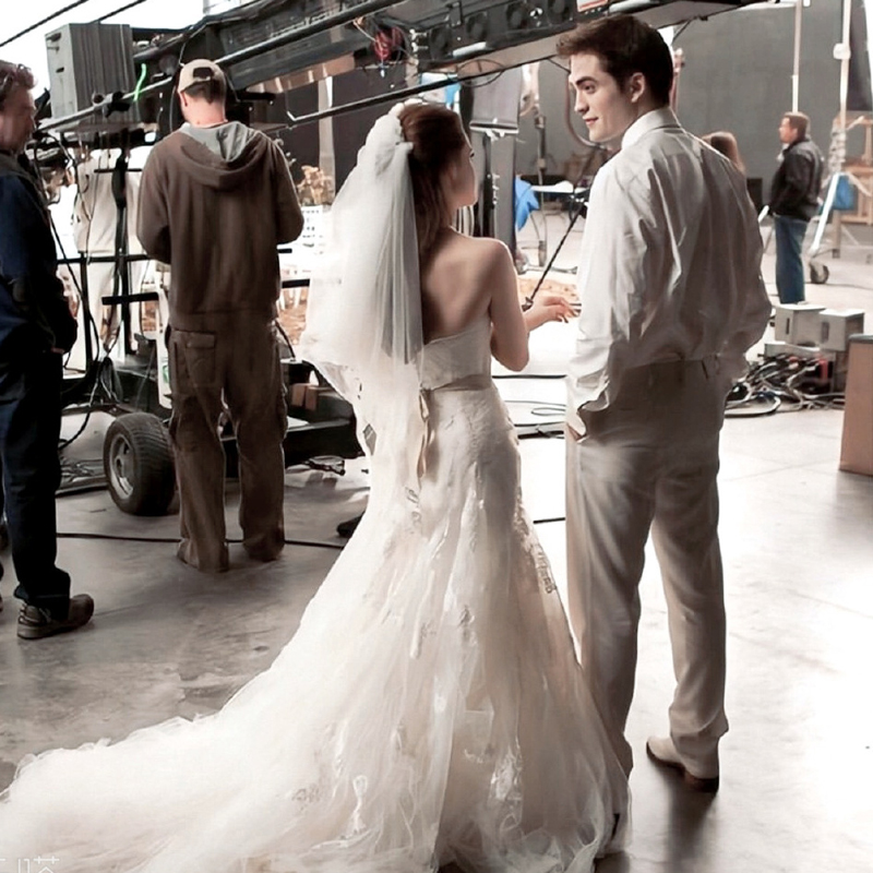 “暮光”女主又换发型！穿粉色露腰装戴蝴蝶结亮相，真有点不适应