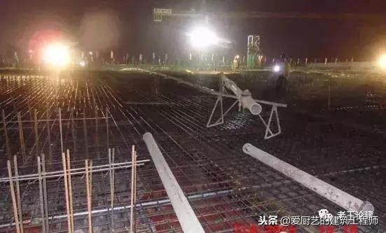 把控混凝土强度,浇混凝土板面平整的方法