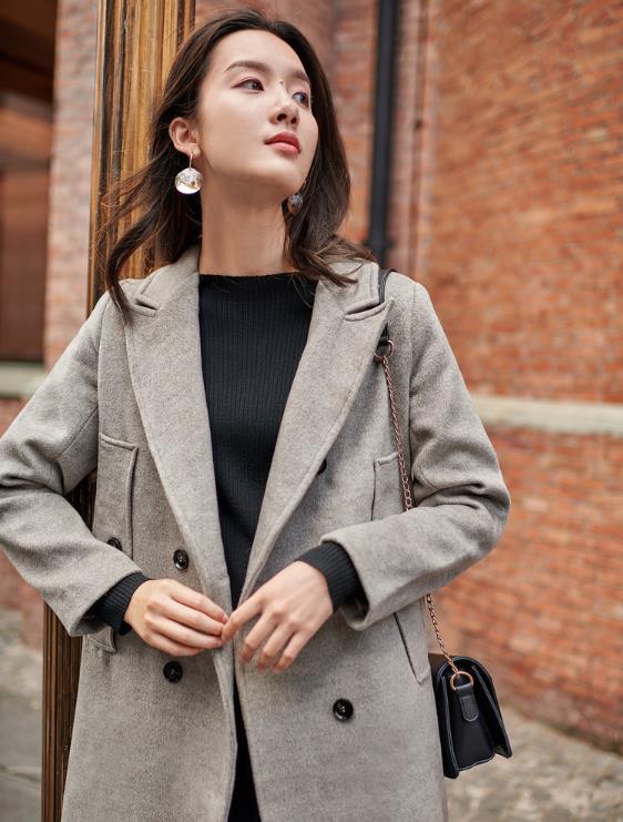 冬季最火穿搭秘籍：毛呢大衣搭针织连衣裙，让你秒变韩剧女主角