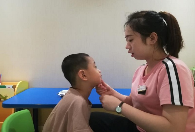 小孩说话突然结巴了是怎么回事,孩子说话有时候结巴怎么办