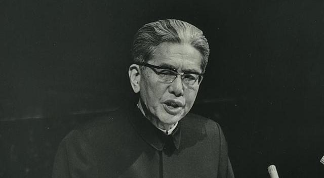 乔冠华三大爱好：抽烟、喝酒、饮浓茶，外交场合也要喝酒助兴