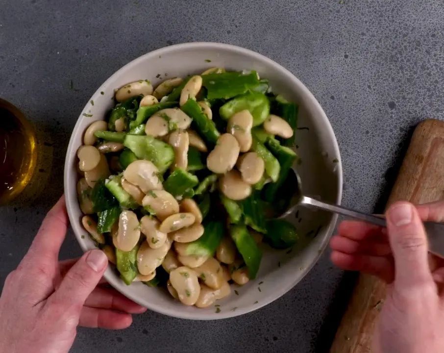 国外网红给黄瓜挤奶视频登上热搜!milkcucumber是什么神操作?