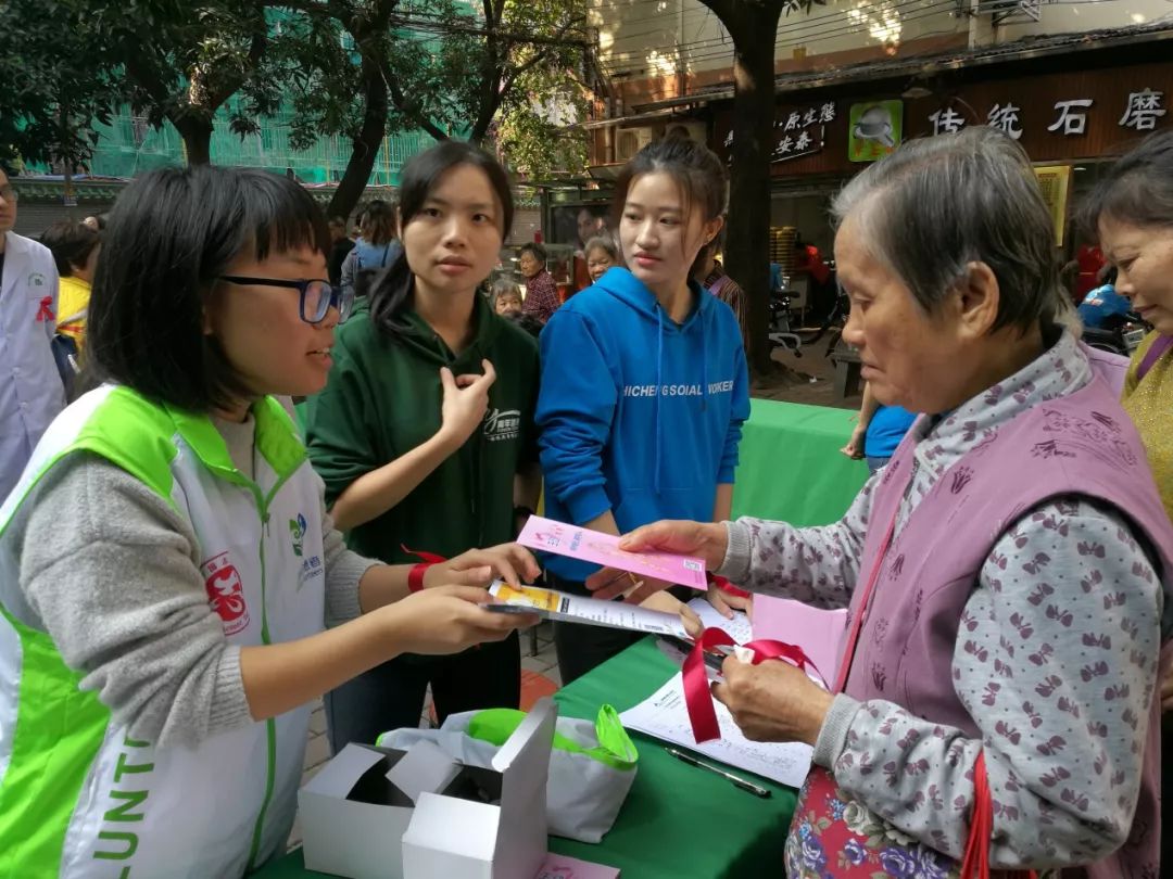 海珠|握手、拥抱、礼节性接吻不会感染艾滋病,但是这些行为会!