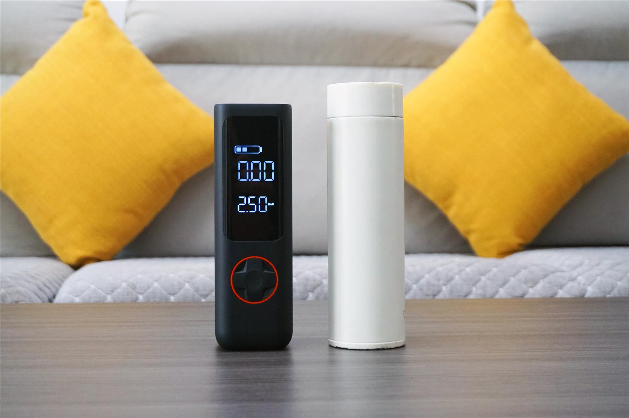 开车遇到轮胎不够气,骑车路过电动车没气帮忙打气