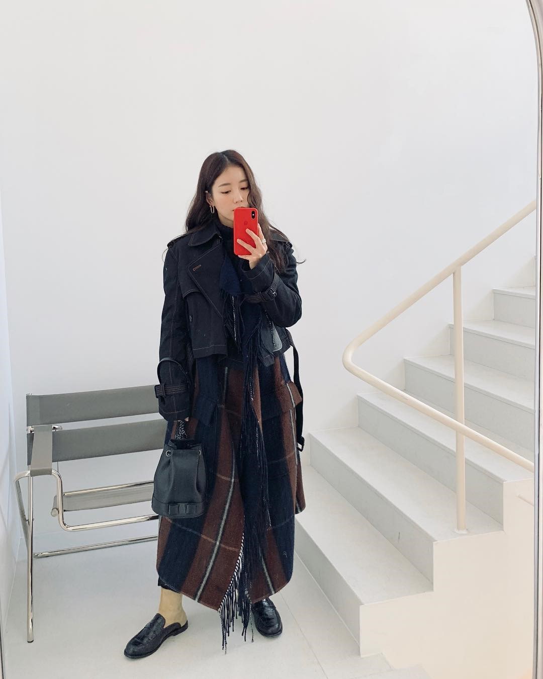 韩国小姐姐日常穿搭太有个性了！镂空长裙+黑夹克背心展现野性美