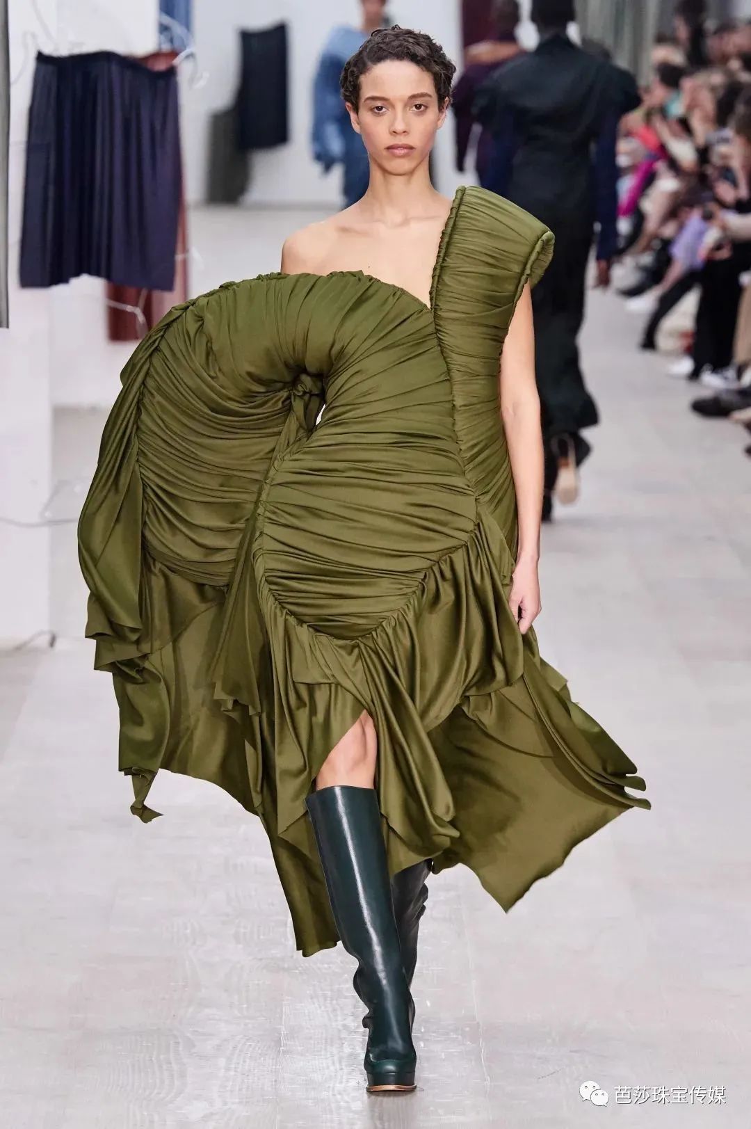 整天研究无聊的穿搭,一天到晚研究穿搭