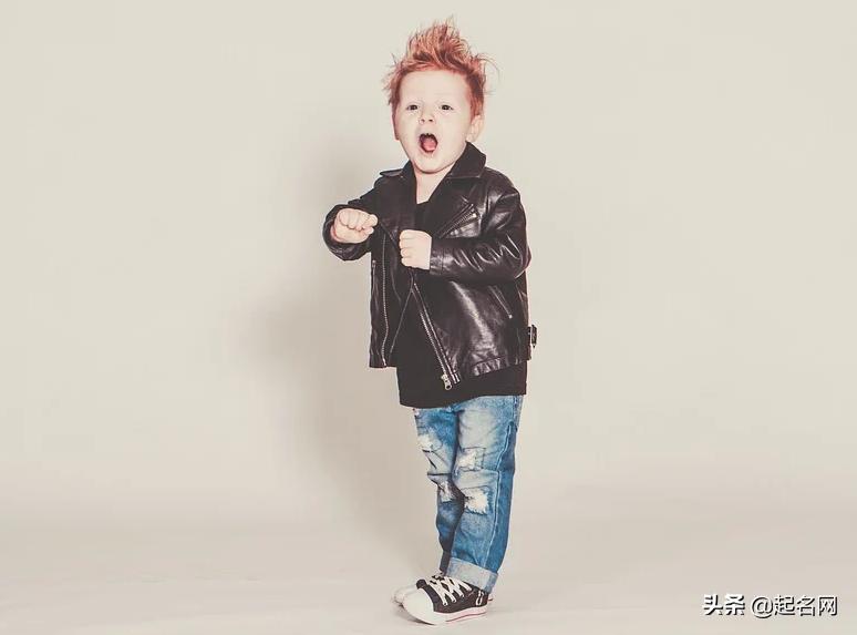 文质彬彬一身才气的男生,文质彬彬才华横溢