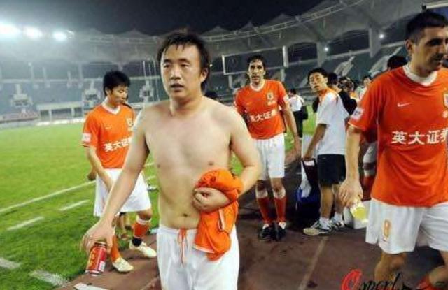 足坛肌肉男直言不会特意锻炼！球迷：学霸说从不看书