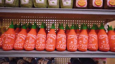 艺术家用一块布打造便利店、情趣用品店...生意却异常火爆