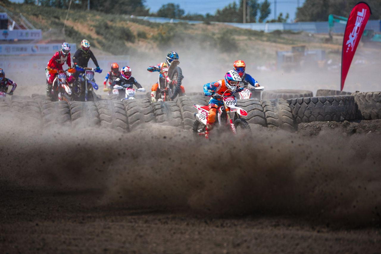 百位摩托车手挑战矿山百年矿坑迎来“3D时代”