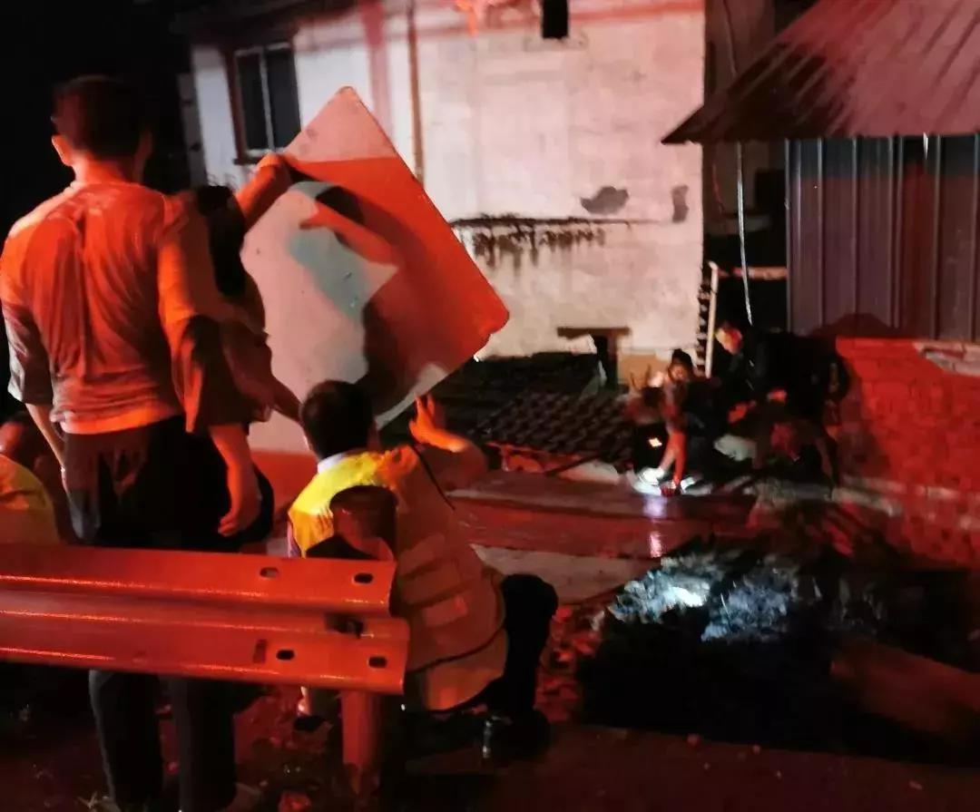 暴雨吊桥救人,暴雨救援桥