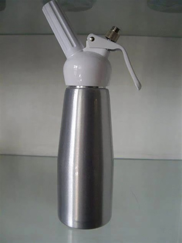 20岁女子2年来一直吸笑气获取快感,无法行走被送医