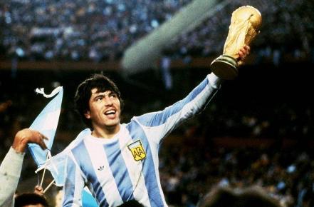 阿根廷球员对马拉多纳的评价,阿根廷球迷评价梅西马拉多纳