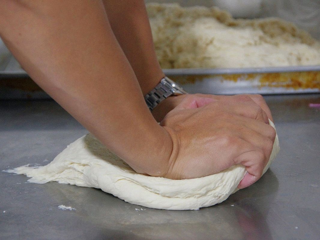 手把手教你擀饺子面皮,饺子店手工饺子皮视频教程