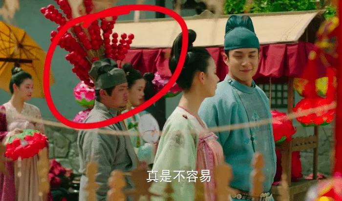 女生的包包里究竟可以装什么？哈哈哈，这操作笑死我了