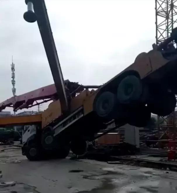 一个动作毁了一台车，如果你是老板，放心把车交给这位司机吗？