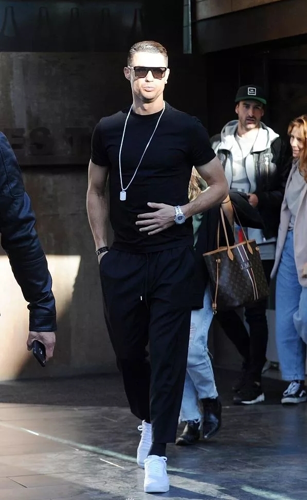 c罗带乔治娜提劳斯莱斯,c罗带乔治娜去旅游