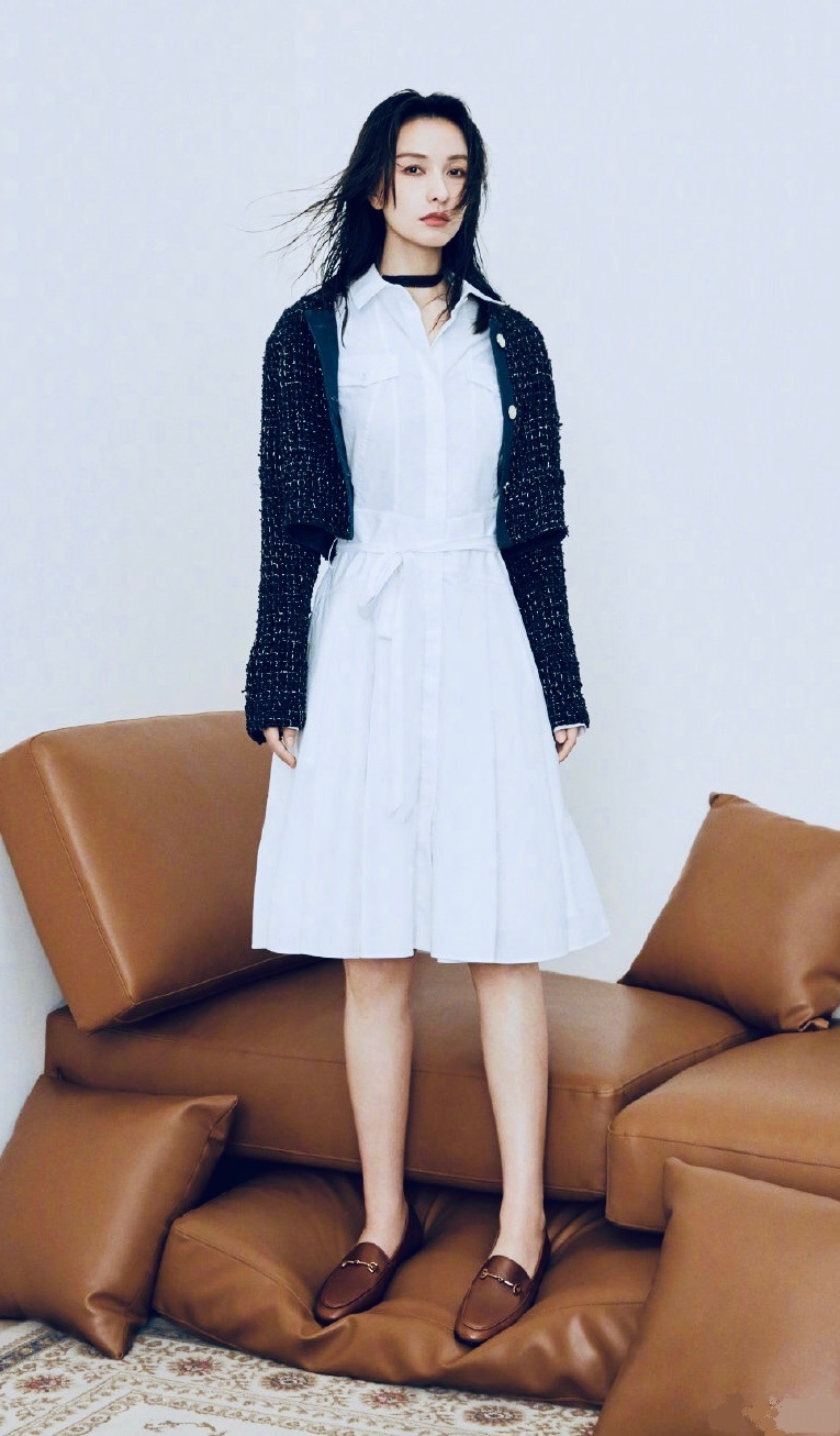 吴昕吊带裙凹造型,吴昕黑色吊带衫