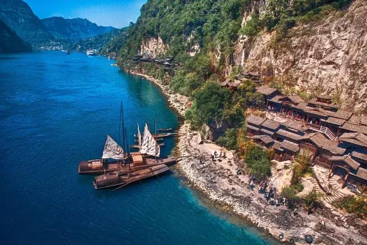 比光雾山还红，比金川彩林还晚，中国顶级的红叶盛宴正当时！