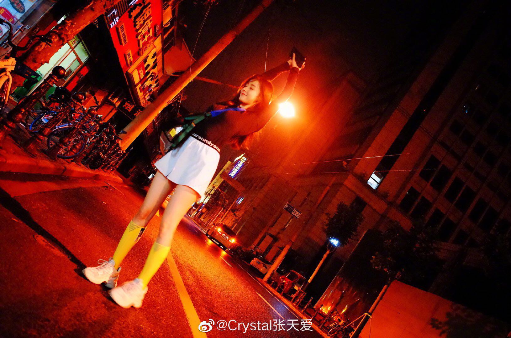 张天爱足球袜尽显美腿*服私**也有时尚表现力