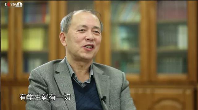 辞去副厅长职务,56岁的他成为高校辅导员,被央视《新闻联播》聚焦!