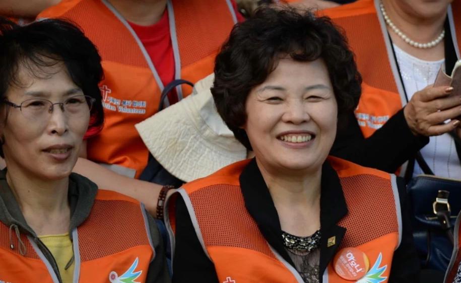 韩国大妈来中国旅游，买2瓶茅台打算结账，导游劝她看看价格