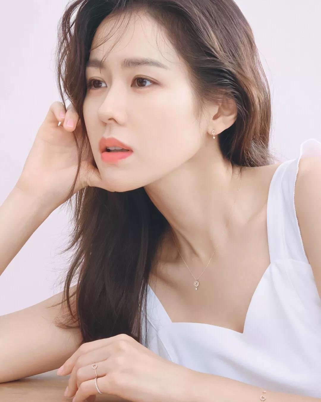 有颈纹和没有颈纹的女人,女人有颈纹怎么办