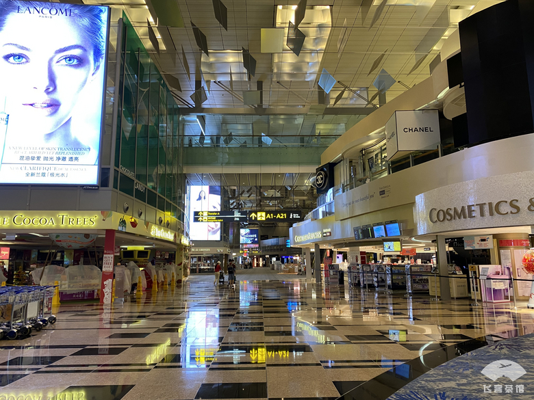 这种专业让人折服!在毫无服务的情况下,空姐仍能准确地姓氏称呼