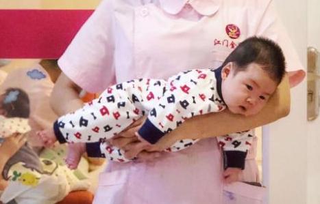 宝宝哭闹不愿睡觉怎么办,宝宝哭闹严重不想搭理他该怎么办