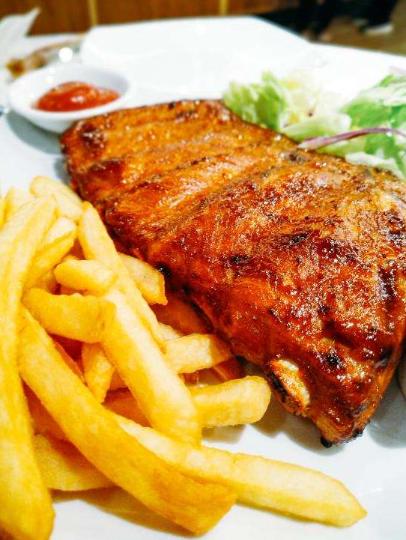 摆摊卖披萨生意惨淡,曾经商业大佬现状