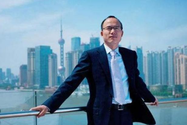 穷小子3万元创业,现在身价超400亿,成为上海首富,却离婚另娶