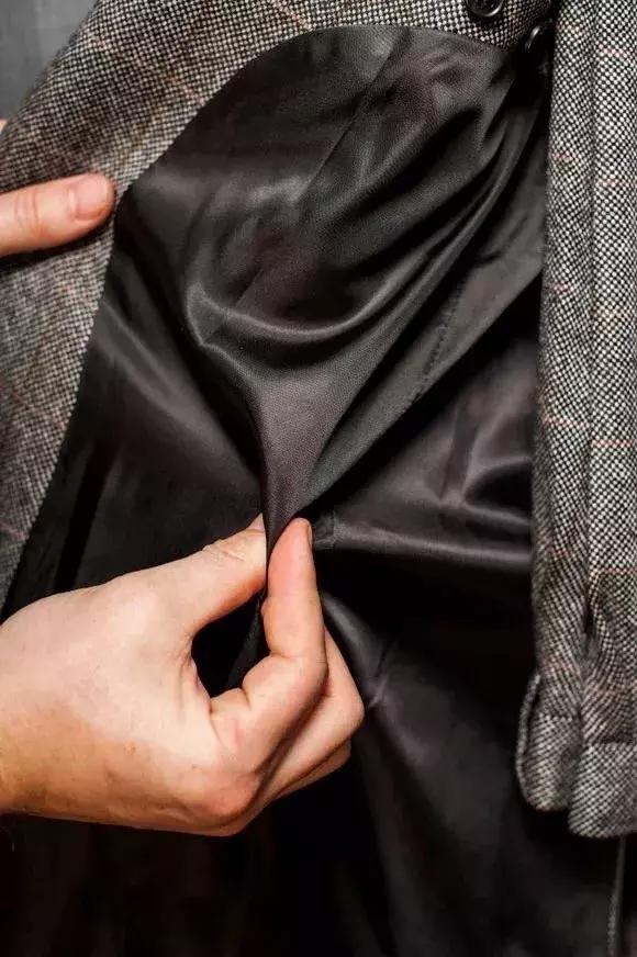 西装领子材质不一样,西装纽扣材质有什么讲究