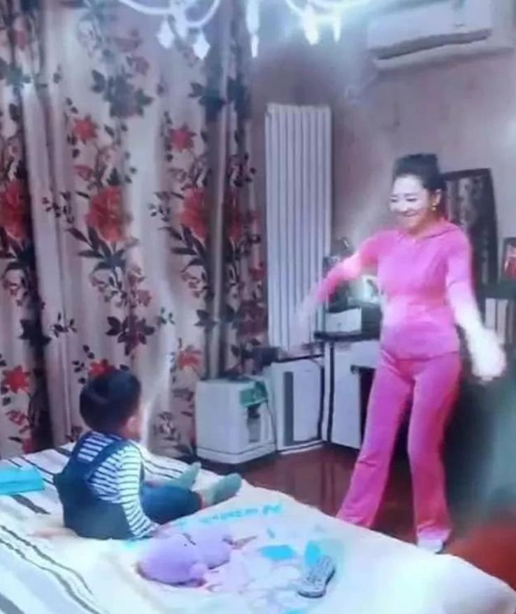 月亮姐姐晒儿子的视频,月亮姐姐晒娃