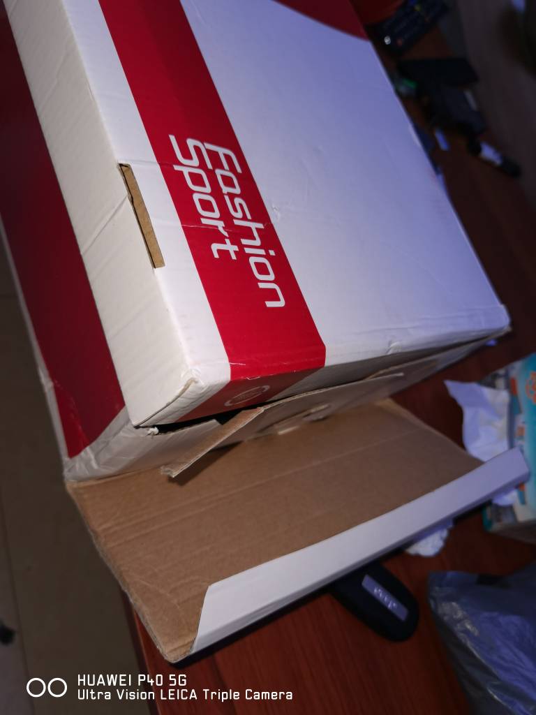 某些无良某宝店，借着鸿星尔克的风头，贩卖三无产品的鞋子