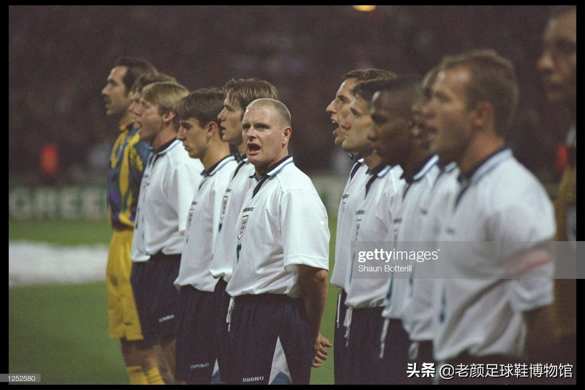 破产酒鬼的球鞋拍卖值6万,加图索的恩人名字成为香港路名