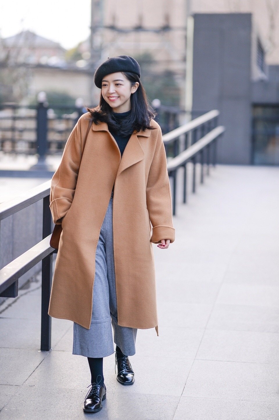 毛呢大衣怎么穿才减龄有范不老气,今年流行短羊绒大衣最佳搭配