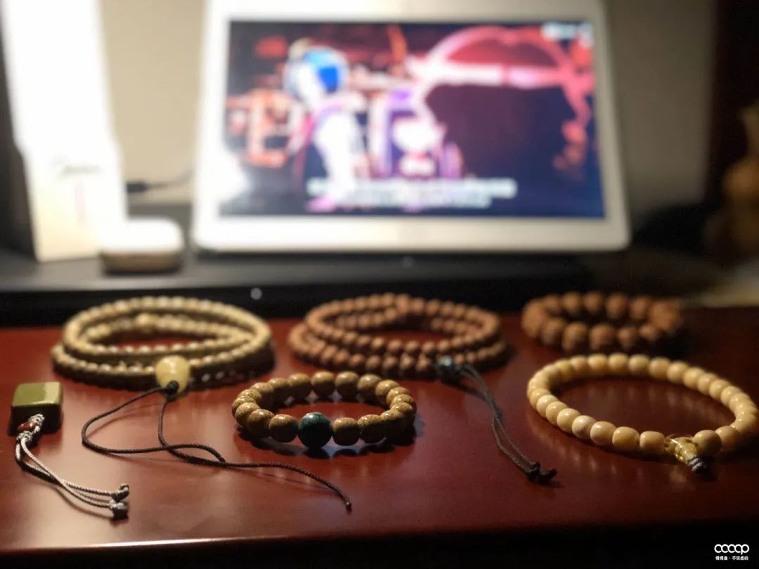 短发超飒小姐姐，玩串儿不贵也精致，骑起车来，帅翻天