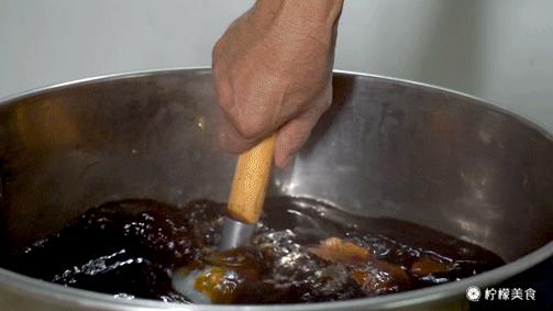 74岁的他，把一半的人生交给了这碗「黑暗甜品」