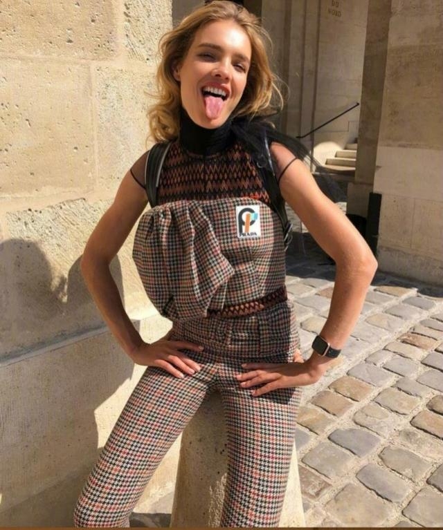 Lv太子妃人生开了挂，穿开叉裙大秀模特长腿，衣品太赞