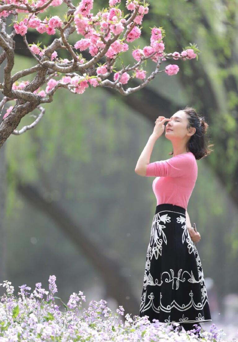 程莉莎穿搭夏天气质套装,程莉莎吊带裙穿搭