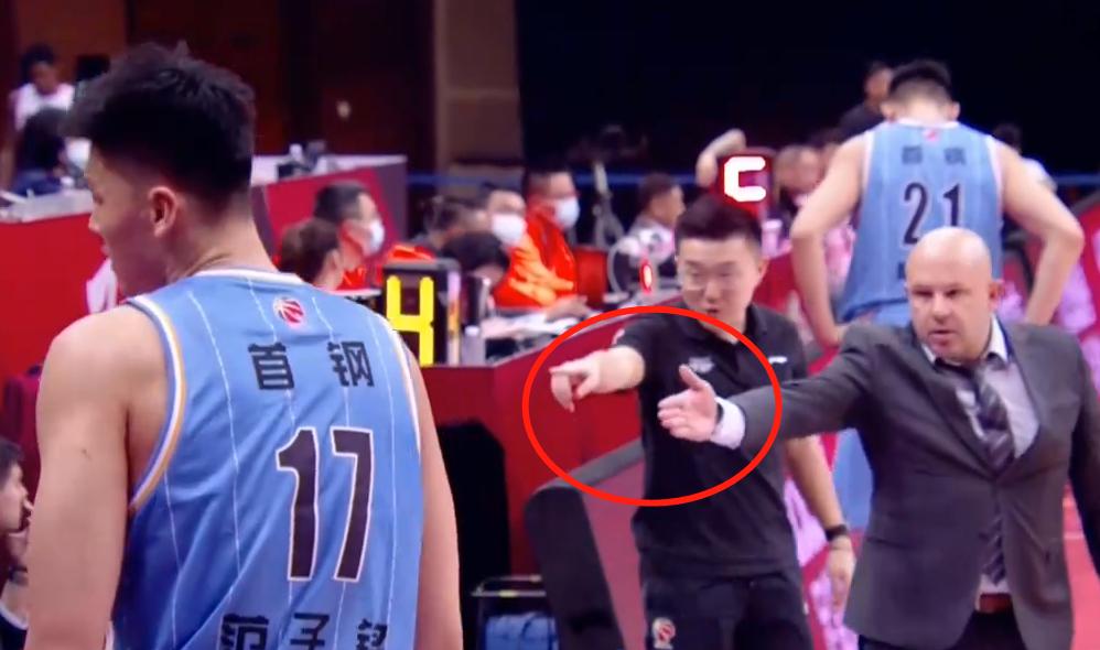 3秒违例犯规裁判手势,3秒违例球裁判手势