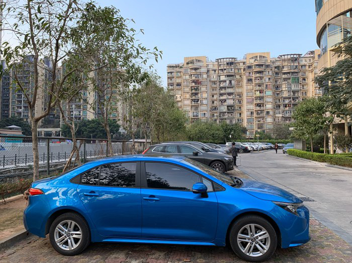 丰田雷凌哪个颜色比较好看,15万想要买一台空间大油耗低的车