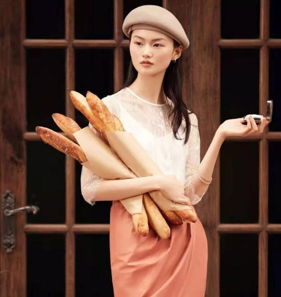 没钱买大牌的女人，记住这三个高级穿衣法则，平价衣服也很贵气